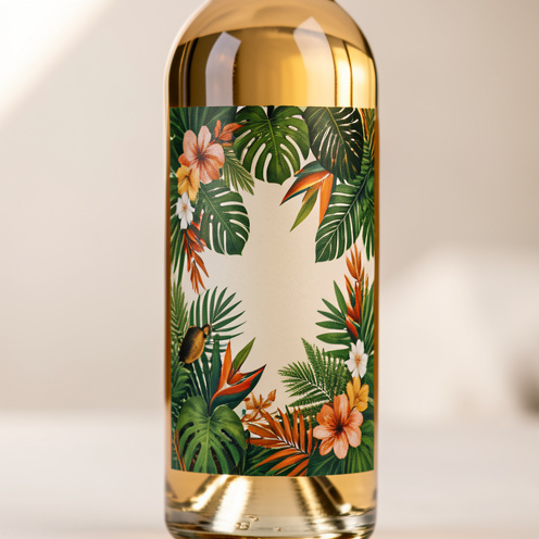 Étiquette de bouteille décorée de motifs de jungle et fleurs élégantes, posée sur une bouteille en verre, style photo produit réaliste avec lumière naturelle.